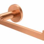 Minimalistische toiletrolhouder uit de Steinwood serie, uitgevoerd in geborsteld koper met duurzame PVD-coating. Voor wandmontage. De afwerking sluit exact aan bij de geborsteld koperen PVD-afwerking van de Van Heck kranen.