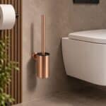 Strakke toiletborstel met wandhouder uit de Grav serie, uitgevoerd in geborsteld koper met duurzame PVD-coating. Voor wandmontage. De afwerking sluit exact aan bij de geborsteld koperen PVD-afwerking van de Van Heck kranen.