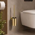 Strakke toiletborstel met wandhouder uit de Grav serie, uitgevoerd in geborsteld goud met duurzame PVD-coating. Voor wandmontage. De afwerking sluit exact aan bij de geborsteld gouden PVD-afwerking van de Van Heck kranen.