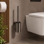 Strakke toiletborstel met wandhouder uit de Grav serie, uitgevoerd in black gun metal met duurzame PVD-coating. Voor wandmontage. De afwerking sluit exact aan bij de black gun metal PVD-afwerking van de Van Heck kranen.