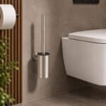 Strakke toiletborstel met wandhouder uit de Grav serie, uitgevoerd in geborsteld nikkel. Voor wandmontage. De afwerking sluit exact aan bij de mat zwarte van de Van Heck kranen.