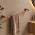 Strakke handdoekstang van 50 cm uit de Grav serie, uitgevoerd in geborsteld koper met duurzame PVD-coating. Ideaal voor het ophangen van handdoeken in de badkamer. Voor wandmontage. De afwerking sluit exact aan bij de geborsteld koperen PVD-afwerking