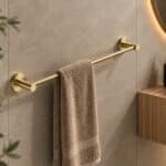 Strakke handdoekstang van 50 cm uit de Grav serie, uitgevoerd in geborsteld goud met duurzame PVD-coating. Ideaal voor het ophangen van handdoeken in de badkamer. Voor wandmontage. De afwerking sluit exact aan bij de geborsteld gouden PVD-afwerking v