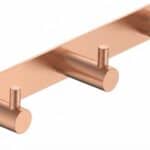Strakke handdoekhaak met 3 haken uit de Grav serie, uitgevoerd in geborsteld koper met duurzame PVD-coating. Geschikt voor het ophangen van meerdere handdoeken of badjassen. Voor wandmontage. De afwerking sluit exact aan bij de geborsteld koperen PVD