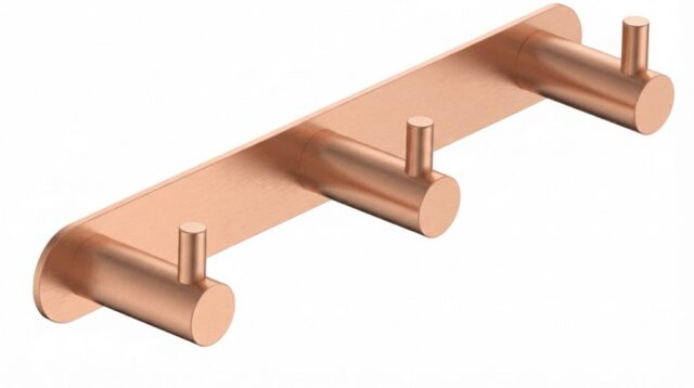 Strakke handdoekhaak met 3 haken uit de Grav serie, uitgevoerd in geborsteld koper met duurzame PVD-coating. Geschikt voor het ophangen van meerdere handdoeken of badjassen. Voor wandmontage. De afwerking sluit exact aan bij de geborsteld koperen PVD