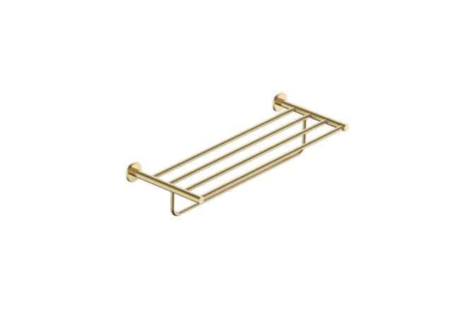 Stijlvol handdoekrek met geïntegreerde handdoekstang uit de Grav serie, uitgevoerd in geborsteld goud met duurzame PVD-coating. Biedt ruimte voor het opbergen en ophangen van handdoeken. Voor wandmontage. De afwerking sluit exact aan bij de geborstel