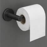 Strakke toiletrolhouder uit de Grav serie, uitgevoerd in mat zwart. Voor wandmontage. De afwerking sluit exact aan bij de mat zwarte van de Van Heck kranen.