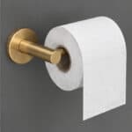 Strakke toiletrolhouder uit de Grav serie, uitgevoerd in geborsteld goud met duurzame PVD-coating. Voor wandmontage. De afwerking sluit exact aan bij de geborsteld gouden PVD-afwerking van de Van Heck kranen.
