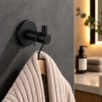 Strakke Grav Handdoekhaak voor de badkamer/toilet, uitgevoerd in mat zwart. Geschikt voor het ophangen van handdoeken en badjassen. Voor wandmontage. De afwerking sluit exact aan bij de mat zwarte van de Van Heck kranen.