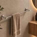 Strakke handdoekstang van 50 cm uit de Grav serie, uitgevoerd in geborsteld nikkel. Ideaal voor het ophangen van handdoeken in de badkamer. Voor wandmontage. De afwerking sluit exact aan bij de mat zwarte van de Van Heck kranen.