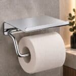 Strakke toiletrolhouder met planchet uit de Grav serie, uitgevoerd in chroom. Het planchet bedekt het toiletpapier en biedt ruimte om kleine accessoires op te plaatsen. Voor wandmontage. De afwerking sluit exact aan bij de chroom afwerking van de Van