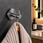 Strakke Grav Handdoekhaak voor de badkamer/toilet, uitgevoerd in black gun metal met duurzame PVD-coating. Geschikt voor het ophangen van handdoeken en badjassen. Voor wandmontage. De afwerking sluit exact aan bij de black gun metal PVD-afwerking van