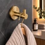 Strakke Grav Handdoekhaak voor de badkamer/toilet, uitgevoerd in geborsteld goud met duurzame PVD-coating. Geschikt voor het ophangen van handdoeken en badjassen. Voor wandmontage. De afwerking sluit exact aan bij de geborsteld gouden PVD-afwerking v