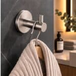 Strakke Grav Handdoekhaak voor de badkamer/toilet, uitgevoerd in geborsteld nikkel. Geschikt voor het ophangen van handdoeken en badjassen. Voor wandmontage. De afwerking sluit exact aan bij de mat zwarte van de Van Heck kranen.