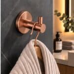 Strakke Grav Handdoekhaak voor de badkamer/toilet, uitgevoerd in geborsteld koper met duurzame PVD-coating. Geschikt voor het ophangen van handdoeken en badjassen. Voor wandmontage. De afwerking sluit exact aan bij de geborsteld koperen PVD-afwerking