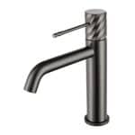 Stijlvolle lage wastafelkraan in black gun metal, ontworpen voor gebruik bij een badmeubel met wastafel. Voorzien van een duurzame PVD-coating, 5 jaar garantie en verkrijgbaar in 6 kleuren. Kenmerkend voor de Toscana serie is het gedraaide reliëf op