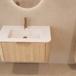 Rond hangend naturel eiken badkamermeubel 80 cm met vlak front en mat witte solid surface wastafel