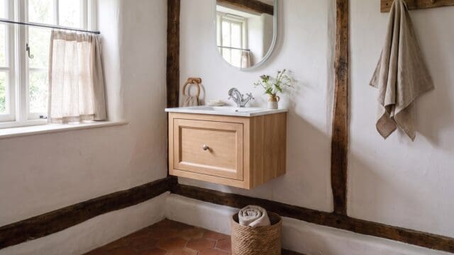 Hangend modern badmeubel 60 cm in massief naturel eiken met vlak front en keramische wastafel