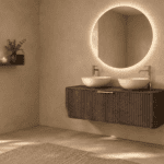Wandplank van massief eikenhout in de kleur Donker Eiken. Voorzien van een onzichtbare bevestiging en perfect voor badkamer, toilet of woonruimte.