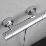 Thermostatische douchekraan in chroom, geleverd als complete set met handdouche, doucheslang van 180 cm en wandhouder. Uit de Riva Bella serie, verkrijgbaar in 6 kleuren en geleverd met 5 jaar garantie.
