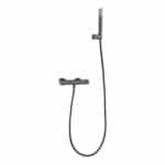 Thermostatische douchekraan in black gun metal met duurzame PVD-coating, geleverd als complete set met handdouche, doucheslang van 180 cm en wandhouder. Uit de Riva Bella serie, verkrijgbaar in 6 kleuren en geleverd met 5 jaar garantie.