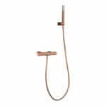 Thermostatische douchekraan in geborsteld koper met duurzame PVD-coating, geleverd als complete set met handdouche, doucheslang van 180 cm en wandhouder. Uit de Riva Bella serie, verkrijgbaar in 6 kleuren en geleverd met 5 jaar garantie.