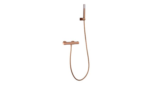 Thermostatische douchekraan in geborsteld koper met duurzame PVD-coating, geleverd als complete set met handdouche, doucheslang van 180 cm en wandhouder. Uit de Riva Bella serie, verkrijgbaar in 6 kleuren en geleverd met 5 jaar garantie.