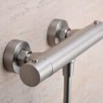 Thermostatische douchekraan in geborsteld nikkel, geleverd als complete set met handdouche, doucheslang van 180 cm en wandhouder. Uit de Riva Bella serie, verkrijgbaar in 6 kleuren en geleverd met 5 jaar garantie.