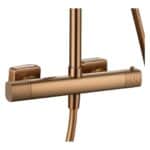 Thermostatische opbouw doucheset in geborsteld koper, geleverd als complete set met handdouche, glijstang en doucheslang. Onderdeel van de Genève serie, uitgevoerd in massief messing en verkrijgbaar in 6 kleuren. Voorzien van 5 jaar garantie.