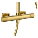 Thermostatische opbouw doucheset in geborsteld goud, geleverd als complete set met handdouche, glijstang en doucheslang. Onderdeel van de Genève serie, uitgevoerd in massief messing en verkrijgbaar in 6 kleuren. Voorzien van 5 jaar garantie.