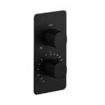 Thermostatische inbouw doucheset in mat zwart, geleverd als complete set met handdouche en doucheslang, inclusief inbouwdeel. Uitgevoerd met plafondaansluiting. Onderdeel van de Genève serie, uitgevoerd in massief messing en verkrijgbaar in 6 kleuren