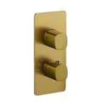 Thermostatische inbouw doucheset in geborsteld goud, geleverd als complete set met handdouche en doucheslang, inclusief inbouwdeel. Uitgevoerd met plafondaansluiting. Onderdeel van de Genève serie, uitgevoerd in massief messing en verkrijgbaar in 6 k