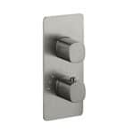 Thermostatische inbouw doucheset in geborsteld nikkel, geleverd als complete set met handdouche en doucheslang, inclusief inbouwdeel. Uitgevoerd met plafondaansluiting. Onderdeel van de Genève serie, uitgevoerd in massief messing en verkrijgbaar in 6