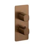 Thermostatische inbouw doucheset in geborsteld koper, geleverd als complete set met handdouche en doucheslang, inclusief inbouwdeel. Uitgevoerd met plafondaansluiting. Onderdeel van de Genève serie, uitgevoerd in massief messing en verkrijgbaar in 6