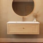 Hangend naturel eiken badkamermeubel 120 cm met één lade en mat witte mineraalstenen enkele wastafel