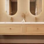 Hangend naturel eiken badkamermeubel 200 cm met één lade en mat witte solid surface wastafel