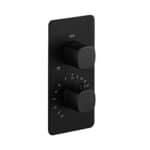 Thermostatische inbouw doucheset in mat zwart, geleverd als complete set met handdouche en doucheslang, inclusief inbouwdeel. Uitgevoerd met plafondaansluiting. Onderdeel van de Lugano serie, uitgevoerd in massief messing en verkrijgbaar in 6 kleuren