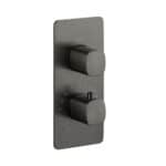 Thermostatische inbouw doucheset in black gun metal met duurzame PVD-coating, geleverd als complete set met handdouche en doucheslang, inclusief inbouwdeel. Uitgevoerd met muuraansluiting. Onderdeel van de Lugano serie, uitgevoerd in massief messing