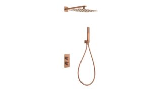 Thermostatische inbouw doucheset in geborsteld koper, geleverd als complete set met handdouche en doucheslang, inclusief inbouwdeel. Uitgevoerd met muuraansluiting. Onderdeel van de Lugano serie, uitgevoerd in massief messing en verkrijgbaar in 6 kle