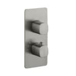 Thermostatische inbouw doucheset in geborsteld nikkel, geleverd als complete set met handdouche en doucheslang, inclusief inbouwdeel. Uitgevoerd met muuraansluiting. Onderdeel van de Lugano serie, uitgevoerd in massief messing en verkrijgbaar in 6 kl