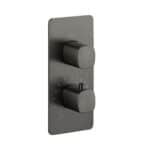 Thermostatische inbouw doucheset in black gun metal met duurzame PVD-coating, geleverd als complete set met handdouche en doucheslang, inclusief inbouwdeel. Uitgevoerd met plafondaansluiting. Onderdeel van de Lugano serie, uitgevoerd in massief messi