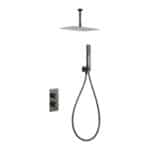 Thermostatische inbouw doucheset in black gun metal met duurzame PVD-coating, geleverd als complete set met handdouche en doucheslang, inclusief inbouwdeel. Uitgevoerd met plafondaansluiting. Onderdeel van de Lugano serie, uitgevoerd in massief messi