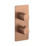 Thermostatische inbouw doucheset in geborsteld koper, geleverd als complete set met handdouche en doucheslang, inclusief inbouwdeel. Uitgevoerd met plafondaansluiting. Onderdeel van de Lugano serie, uitgevoerd in massief messing en verkrijgbaar in 6