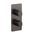 Thermostatische inbouw doucheset in black gun metal met duurzame PVD-coating, geleverd als complete set met handdouche en doucheslang, inclusief inbouwdeel. Uitgevoerd met plafondaansluiting. Onderdeel van de Genève serie, uitgevoerd in massief messi