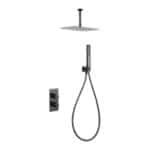 Thermostatische inbouw doucheset in black gun metal met duurzame PVD-coating, geleverd als complete set met handdouche en doucheslang, inclusief inbouwdeel. Uitgevoerd met plafondaansluiting. Onderdeel van de Genève serie, uitgevoerd in massief messi