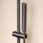 Thermostatische opbouw doucheset in black gun metal met duurzame PVD-coating, geleverd als complete set met handdouche, glijstang en doucheslang. Onderdeel van de Genève serie, uitgevoerd in massief messing en verkrijgbaar in 6 kleuren. Voorzien van