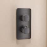 Thermostatische inbouw doucheset in black gun metal met duurzame PVD-coating, geleverd als complete set met handdouche en doucheslang, inclusief inbouwdeel. Uitgevoerd met muuraansluiting. Onderdeel van de Genève serie, uitgevoerd in massief messing