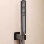 Thermostatische inbouw doucheset in black gun metal met duurzame PVD-coating, geleverd als complete set met handdouche en doucheslang, inclusief inbouwdeel. Uitgevoerd met muuraansluiting. Onderdeel van de Genève serie, uitgevoerd in massief messing
