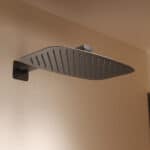 Thermostatische inbouw doucheset in black gun metal met duurzame PVD-coating, geleverd als complete set met handdouche en doucheslang, inclusief inbouwdeel. Uitgevoerd met muuraansluiting. Onderdeel van de Genève serie, uitgevoerd in massief messing