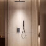 Thermostatische inbouw doucheset in black gun metal met duurzame PVD-coating, geleverd als complete set met handdouche en doucheslang, inclusief inbouwdeel. Uitgevoerd met plafondaansluiting. Onderdeel van de Genève serie, uitgevoerd in massief messi